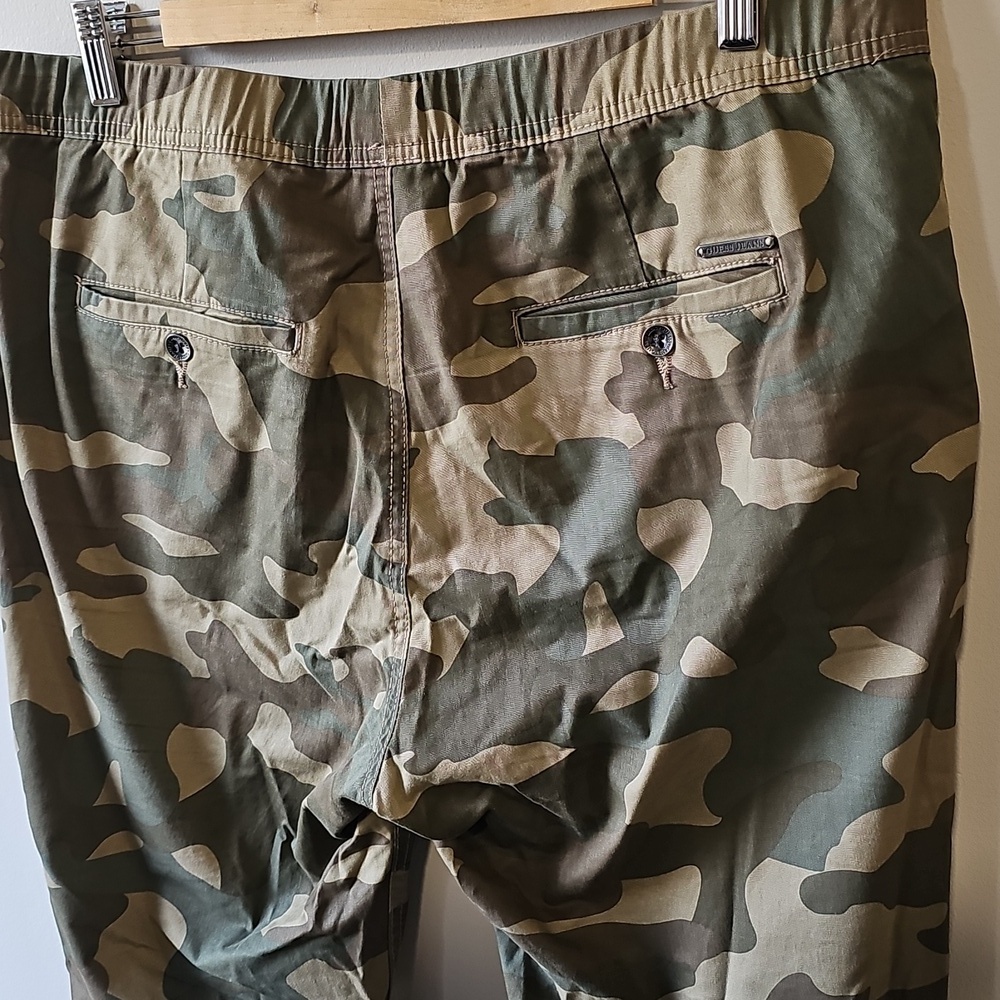 Guess Large 38x31 Green and Brown Camo Joggers - Picture 3 of 8